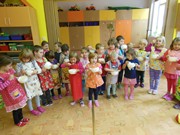 Kuchaři připravují bramborový salát